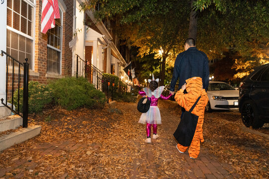 brother and sisters go to halloween