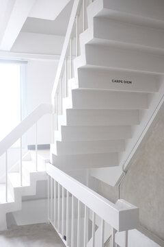 Carpe dime type on the stair