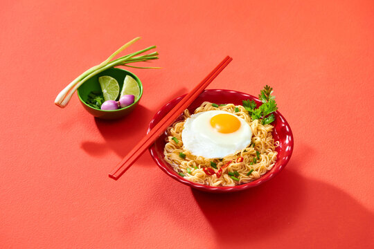 Instant fried noodle with sunny side up egg and vegetables
