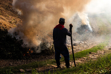 Obraz premium Colombian farmer burning forest in the mountains