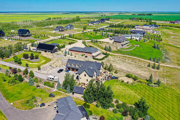 Fototapeta na wymiar Horizon's Embrace: Skyview Estates, Saskatoon, Saskatchewan Overview