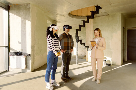 Real Estate Broker Show VR Duplex Apartment 