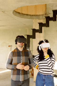 Couple Use VR Headset Preview New Apartment Project 