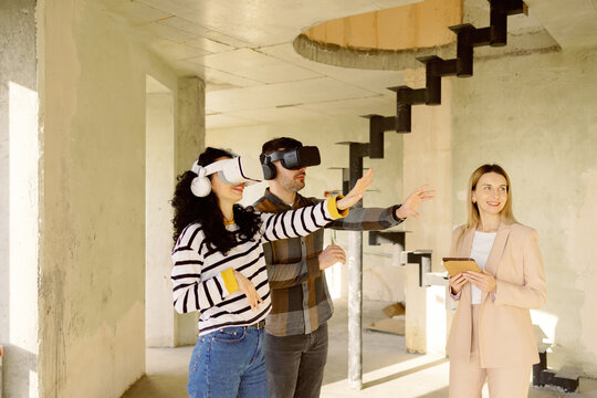 Couple Watch 3D Tour New Apartment