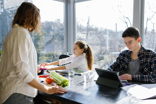 Children interest housewife free time culinary hobby busy mundane 