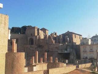 Vista del Teatro Romano de Cartagena (España) con los restos de la Antigua Catedral de fondo