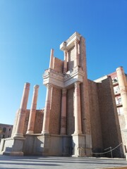 Vista de las columnas del escenario del Teatro Romano de Cartagena (España) 