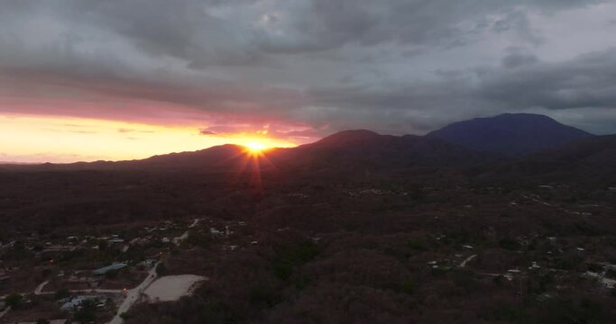 video de dron del atardecer en Huatulco. video 4k. concepto turismo y viajes