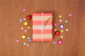 Gift boxes on wooden Lay it around with heart-shaped chocolates.