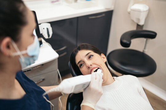 Patient of a dental clinic who is doing a 3D scan