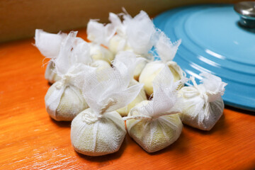 袋に入れて紐で縛った野菜、料理、作り方