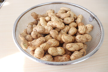 畑で収穫をした殻のついたピーナツ