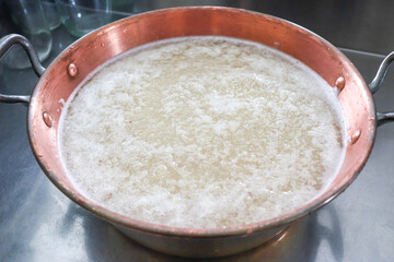 銅鍋で煮詰めるスープ