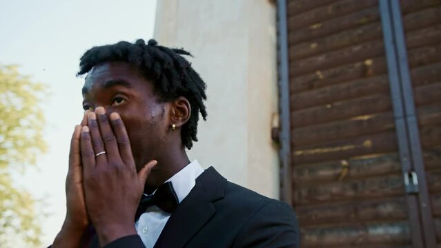 The groom rejoices and wipes his tears after seeing the bride for the first time