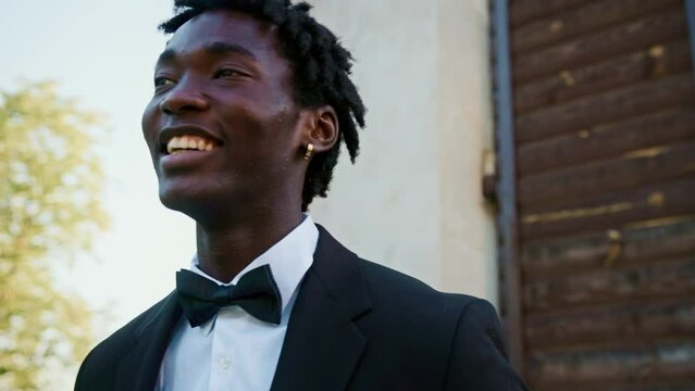 The groom rejoices and wipes his tears after seeing the bride for the first time