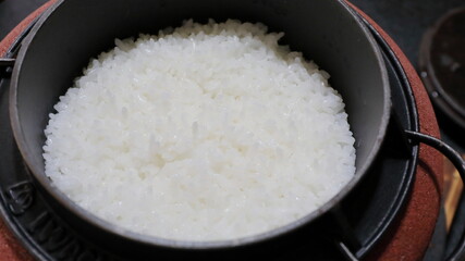 鉄釜の中の炊きたてごはん