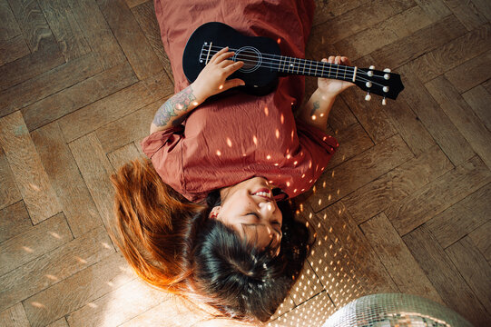 Dwarf woman playing the ukelele