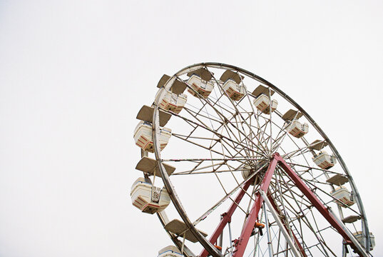 ferris wheel against overcast plain sky