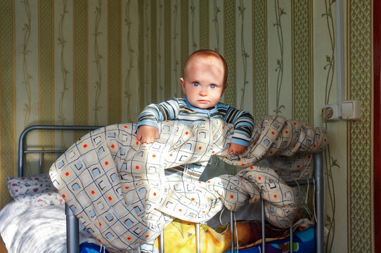 Fototapeta baby stands at bed 