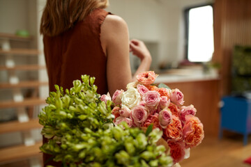  Woman carries a bouquet of roses in a bag