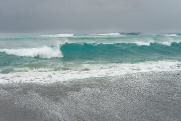 台風通過翌日の海の色と波の姿。