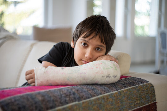 Child with broken arm in a cast