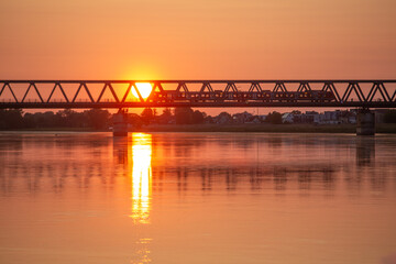 Sonnenuntergang an der Eisenbahnbrücke über die Elbe bei Wittenberge