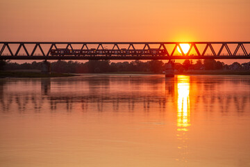 Sonnenuntergang an der Eisenbahnbrücke über die Elbe bei Wittenberge