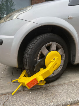 wheel clamp on car