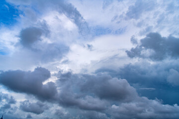 Obraz premium sky with clouds. cloudy skyscape background. cloudscape sky background. cloud in the sky. background with cloud. gloomy sky with overcast clouds. skyscape and cloudscape. cloudy background