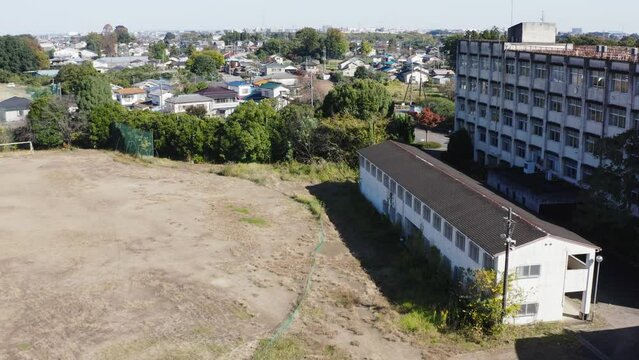 廃校となった校舎と校庭を撮影した映像 ドローン空撮動画素材