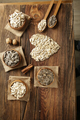 DRİED NUTS AND FRUİTS IN WOODEN BOWL ON BROWN FLOOR