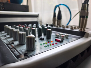 audio mixing console
