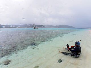 美しい無人島嘉比島ビーチの白い砂浜、ダイバーの半水面撮影
沖縄県島尻郡慶良間諸島座間味島嘉比島
