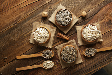 DRİED NUTS AND FRUİTS IN WOODEN BOWL ON BROWN FLOOR