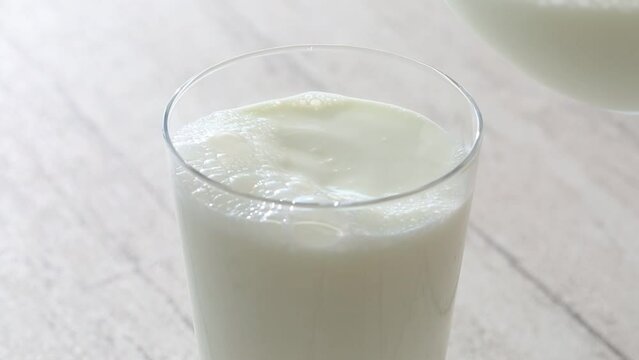 ミルク、グラスに注ぐ牛乳