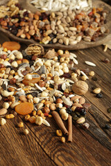 DRİED NUTS AND FRUİTS IN WOODEN BOWL ON BROWN FLOOR