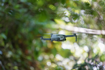 Drohne im Flug durch den Wald © Mario