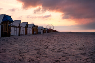Strandkörbe und Riesenrad in Grömitz im Sonnenaufgang
