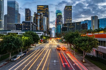 Fototapeta premium City Lights Aglow: 4K Image of Evening Traffic Flow on Road in Downtown Los Angeles