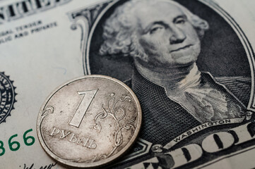 Porträt auf der 1 US Dollar Banknote und 1 Rubel aus Rußland