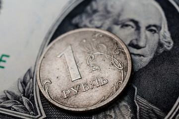 Porträt auf der 1 US Dollar Banknote und 1 Rubel aus Rußland