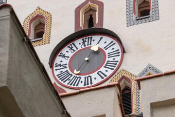 Fototapeta na wymiar Uhr am Bayertor in Landsberg am Lech
