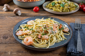 spaghetti con gamberetti gastronomia Italiana  - 636333012