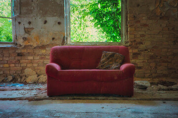 Couch - Sofa - Verlassener Ort - Urbex / Urbexing - Lost Place - Artwork - Creepy - Lostplace -...