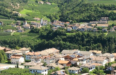 Fototapeta na wymiar Panorama della Val di Non in Trentino Alto Adige, Norditalia