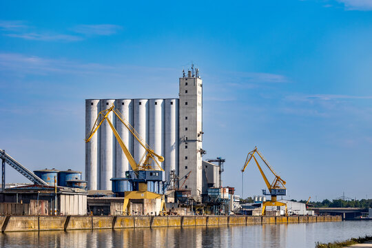 Getreidesilos an Flusshafen f&uuml;r den Versand f&uuml;r Getreide &uuml;ber Binnenschiffe. 