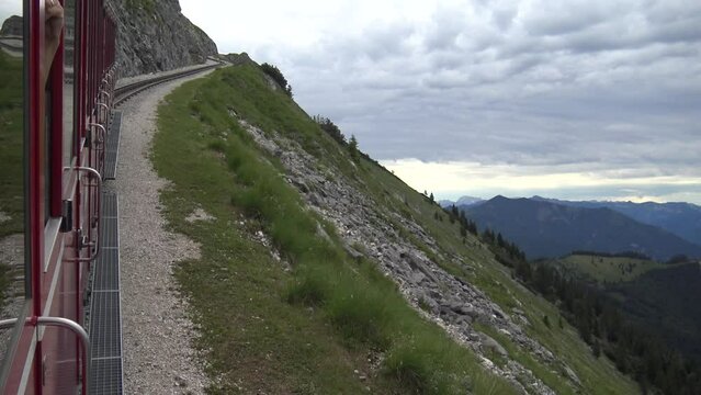 Mit der traditionellen Schafbergbahn auf den Schafberg fahren