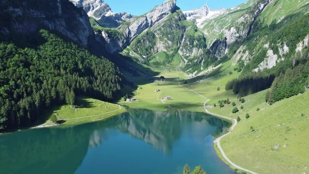 Appenzell, Schweiz: Der Seealpsee im S&auml;ntismassiv