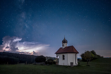 Nachthimmel mit Milchstrasse über einer Kapelle in Oberbayern, Bayern, Deutschland, Europa